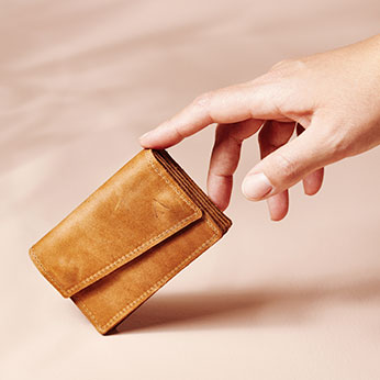 We specialize in compact, flat wallets made of natural leather.
