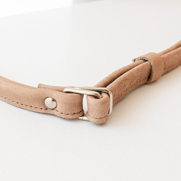 Detail view of the adjustable strap of the shoulder bag ISA in natural leather in light brown