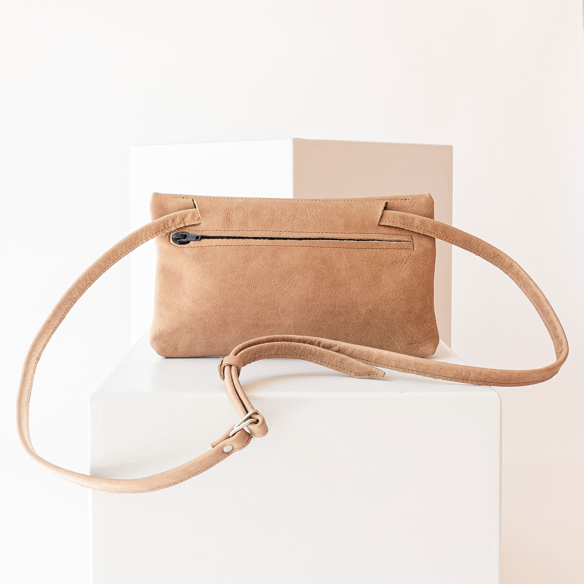 Back of the shoulder bag ISA made of natural leather in light brown with adjustable strap