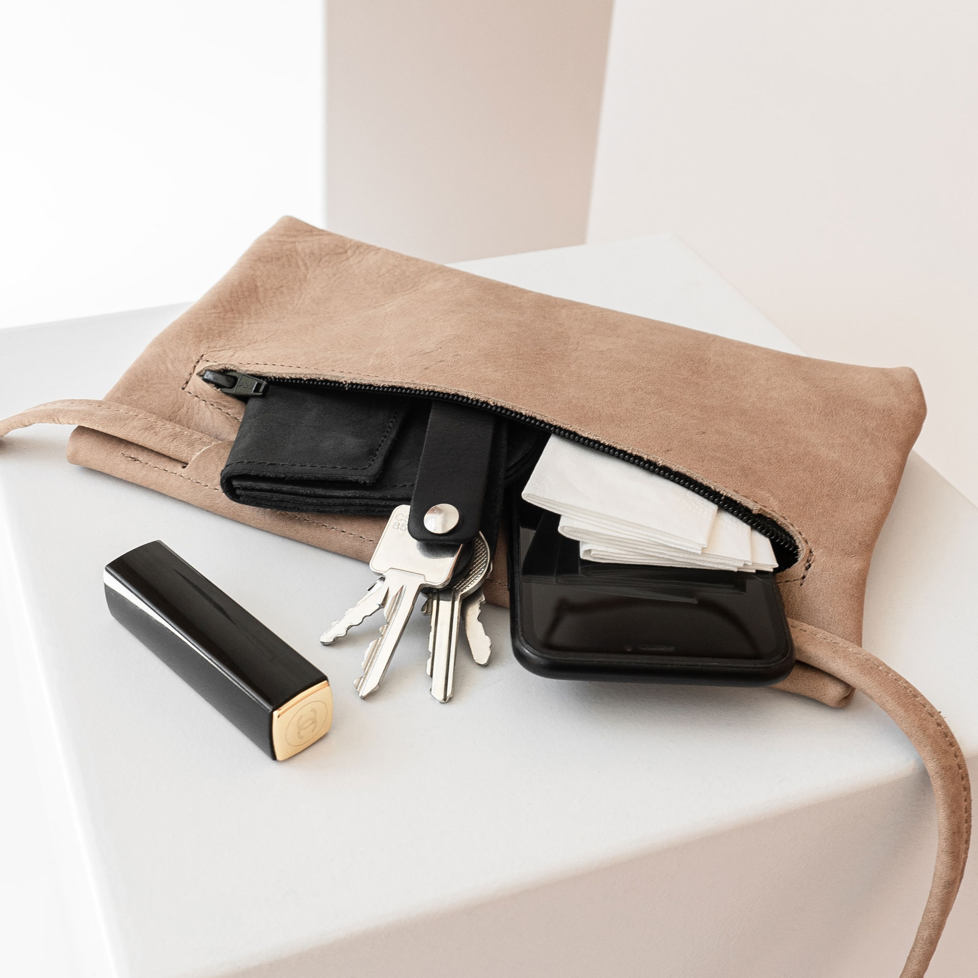 ISA takes your most important companions, such as smartphone, wallet and keys with you on your travels.