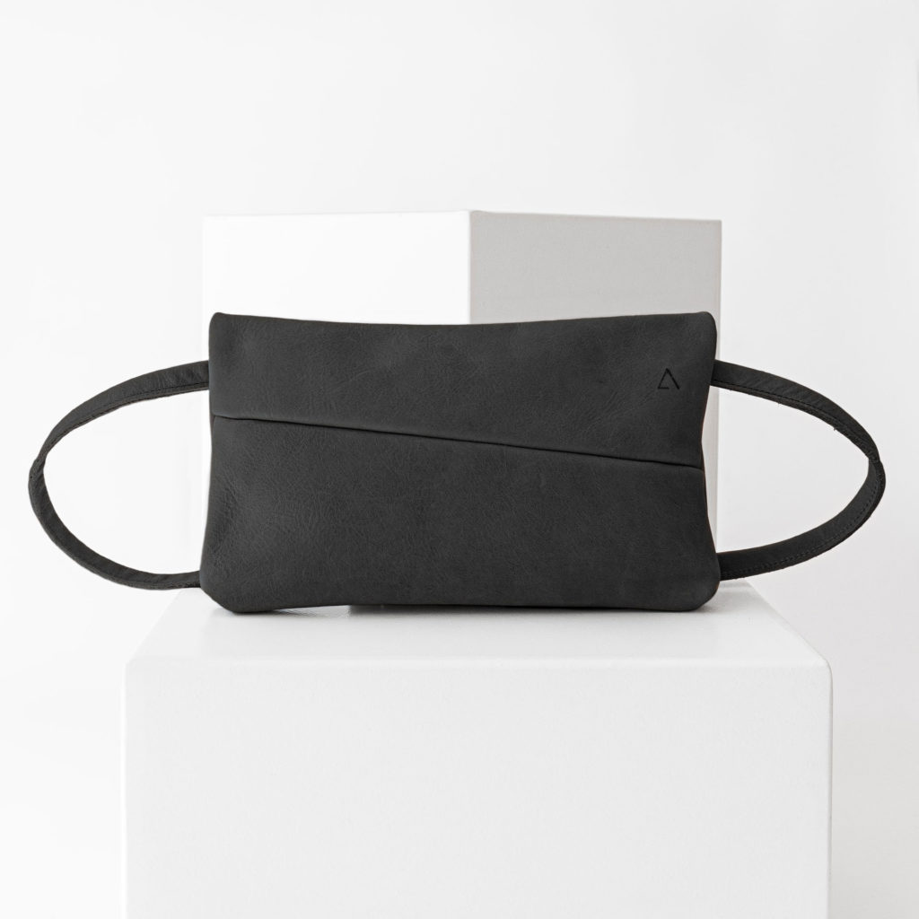 3-in-1 bag ISA made of sustainable natural leather in charcoal with subtle logo embossing and adjustable strap