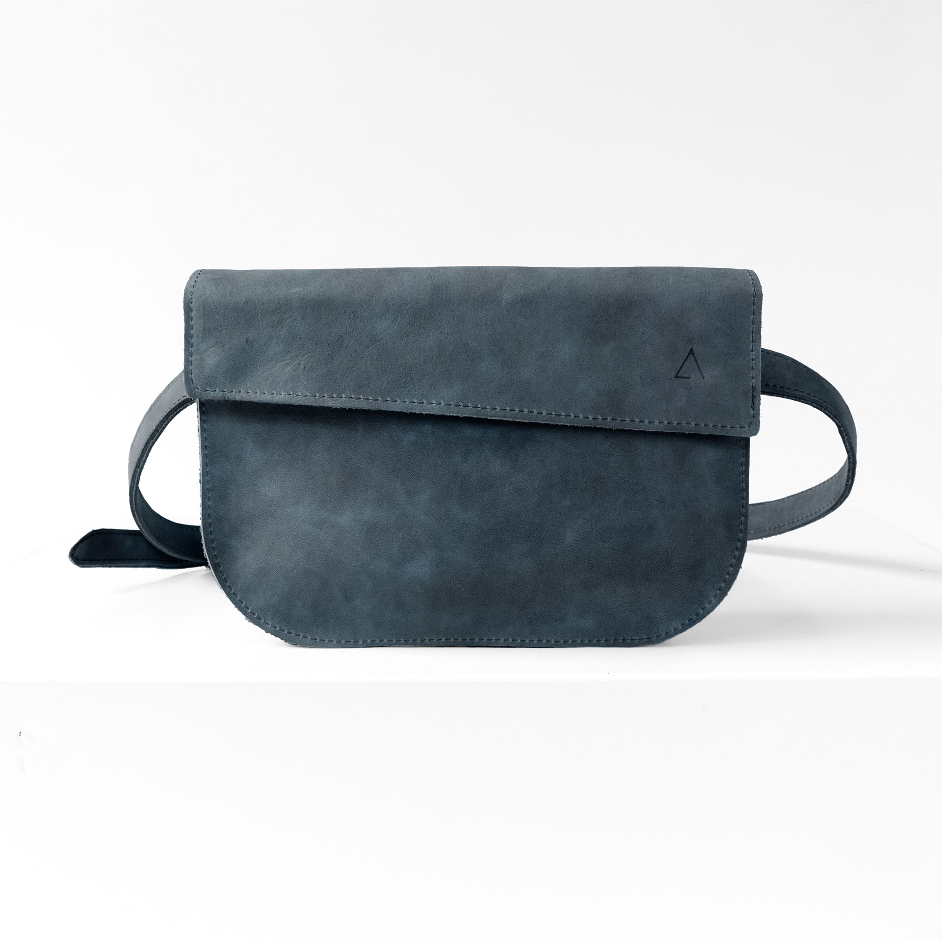 Crossbody bag TEA in the color dark blue.