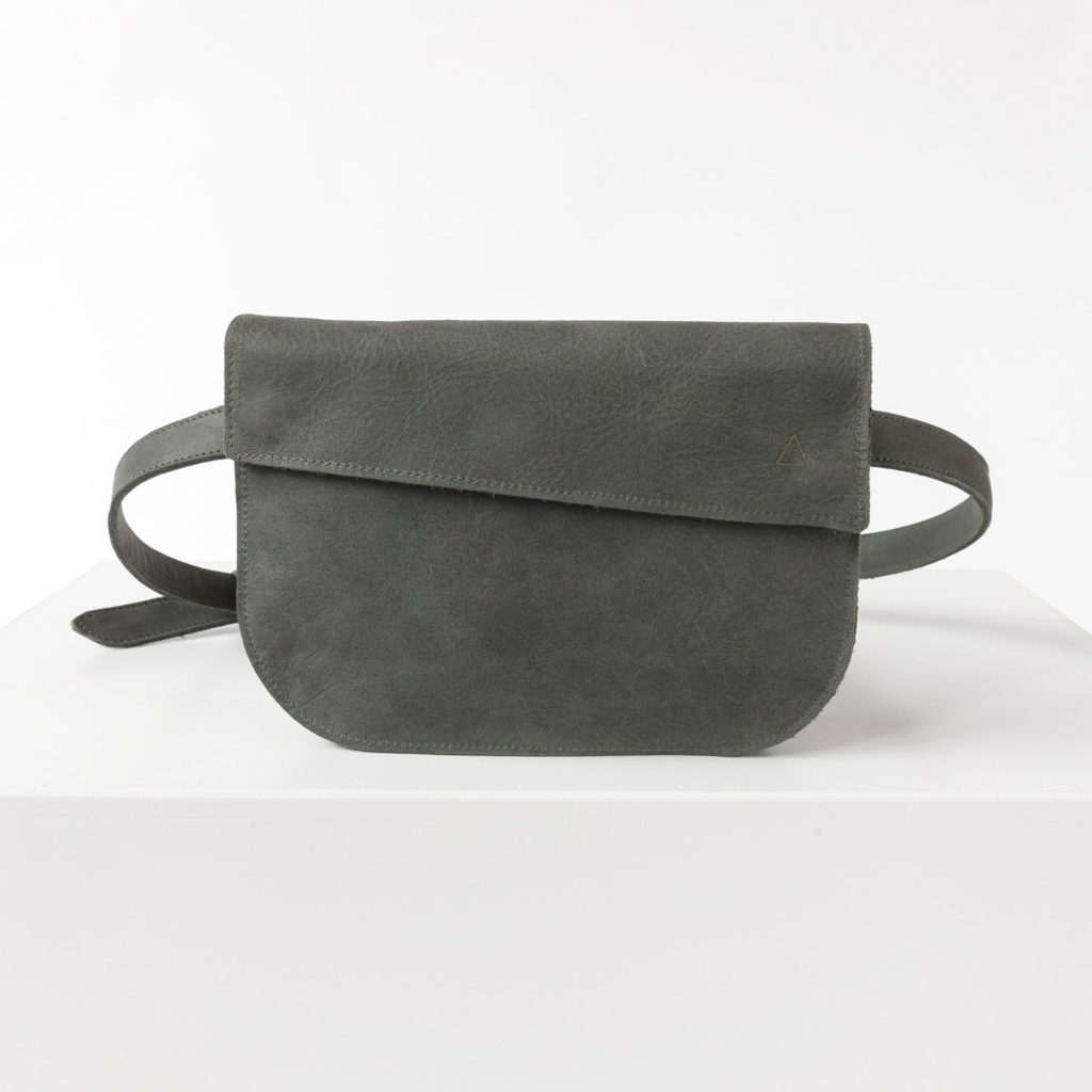 Crossbody bag TEA in the color stone gray.