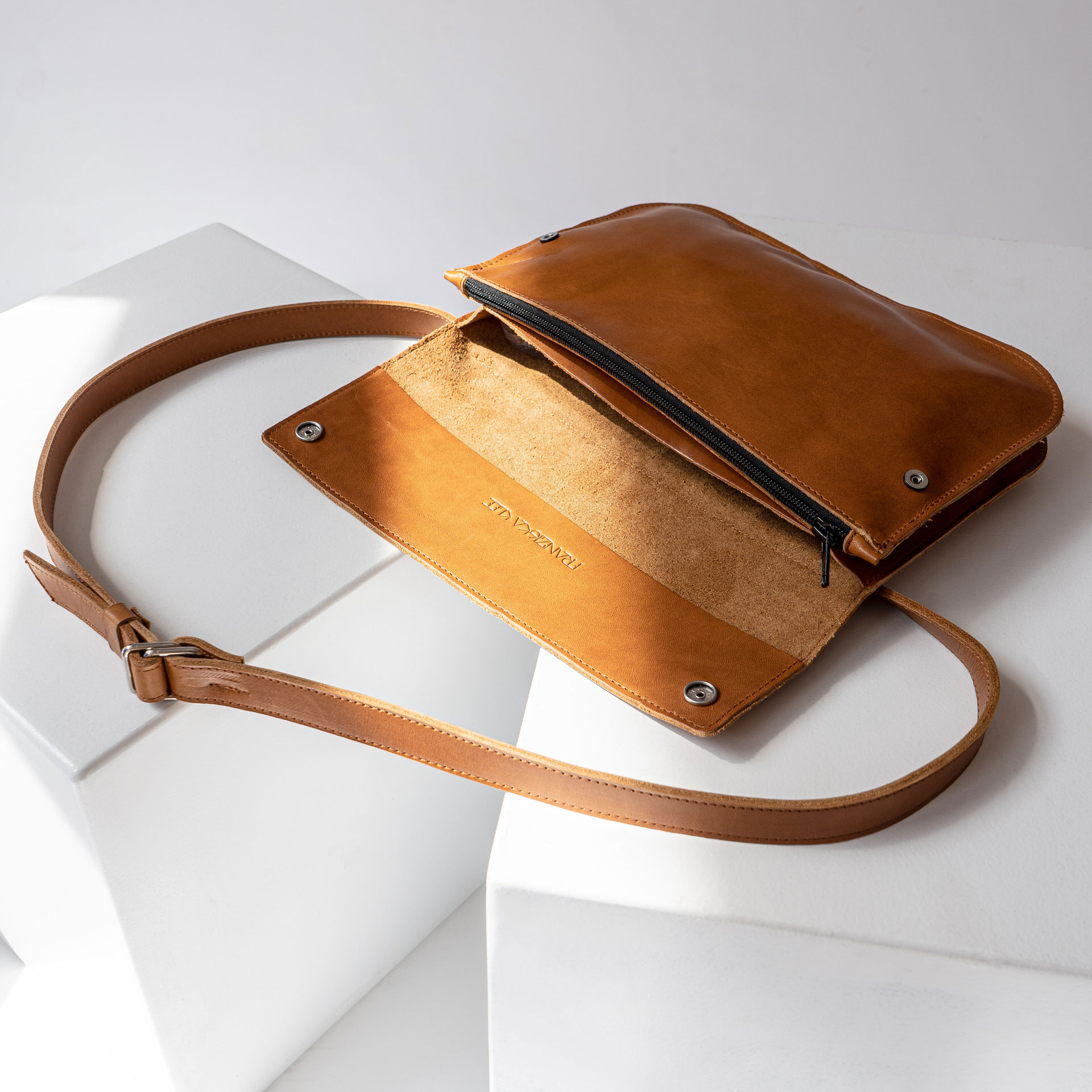 Crossbody Bag Tea Large in cognac oiled made of sustainable leather.