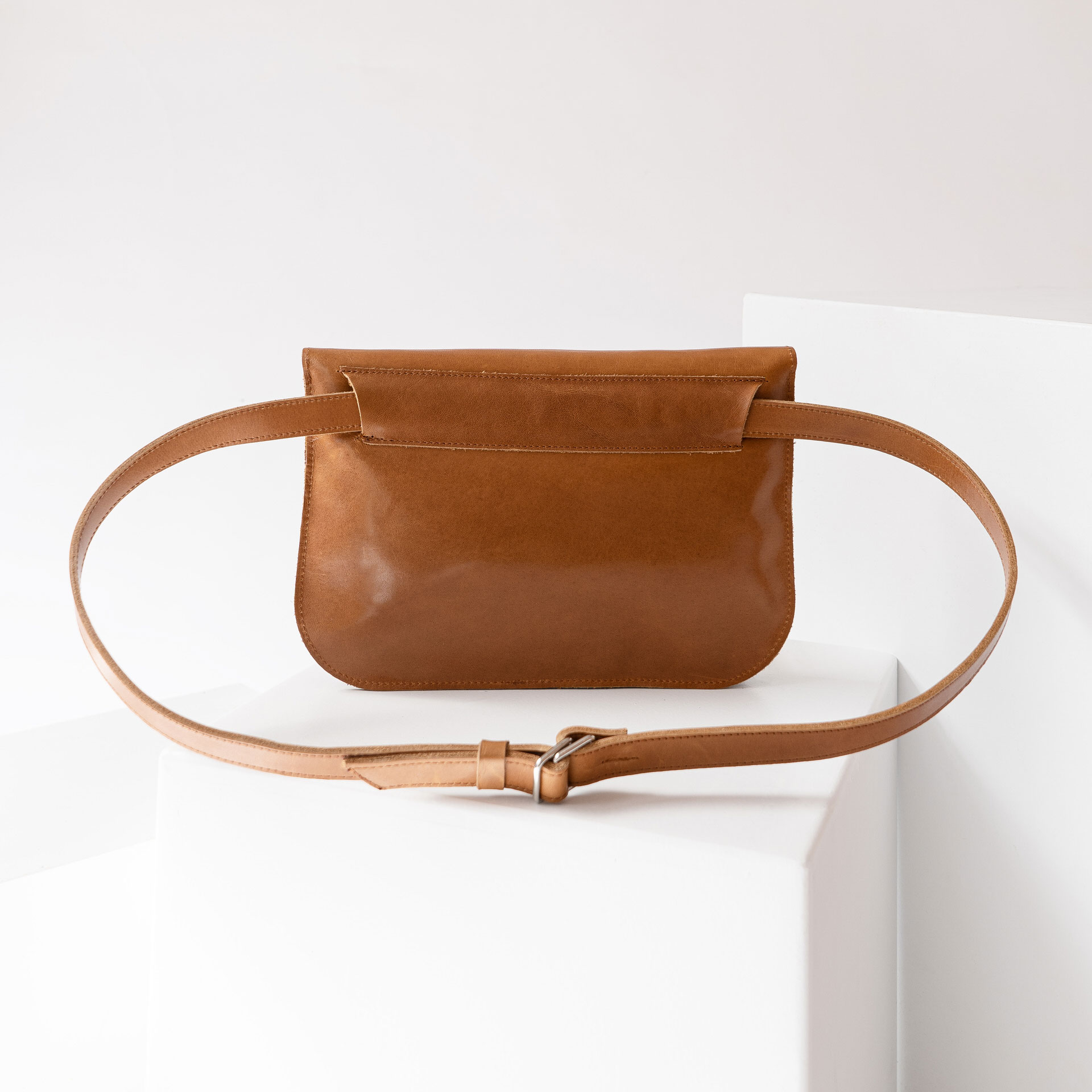 Crossbody Bag Tea Large in cognac oiled made of sustainable leather.