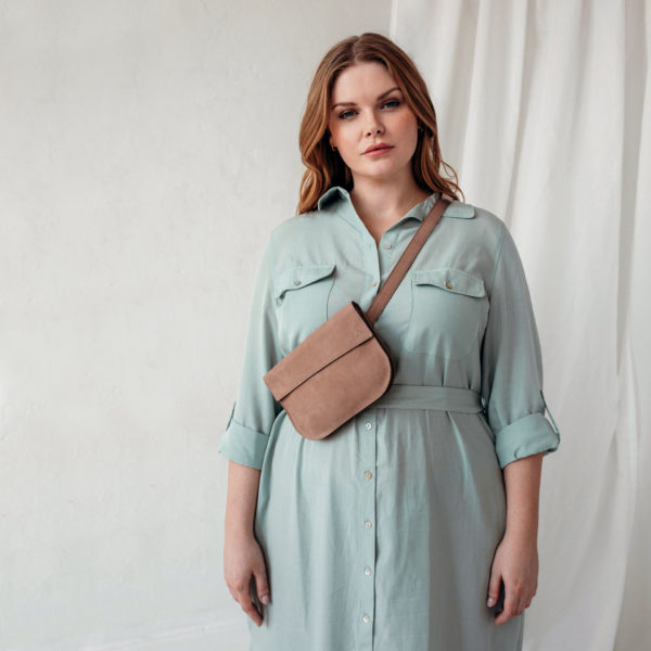 Model with crossbody bag in light brown natural leather