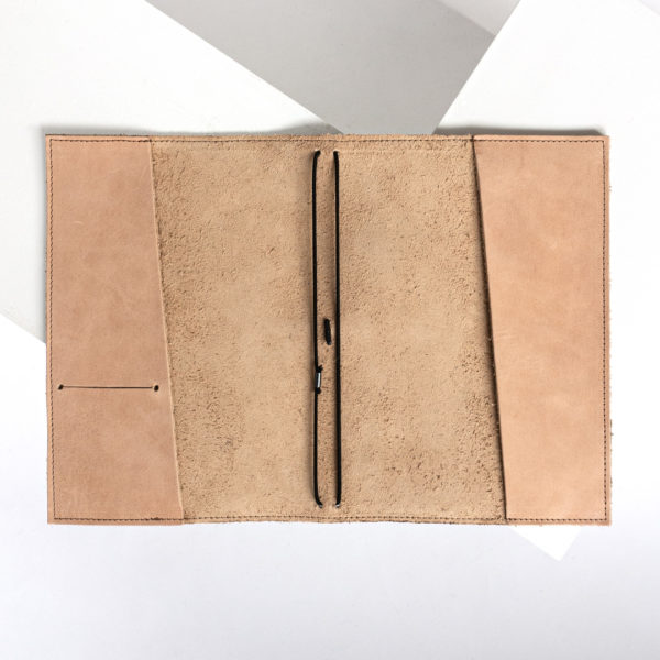 Notebook cover NOA A5 in the color light brown lies open on the table.