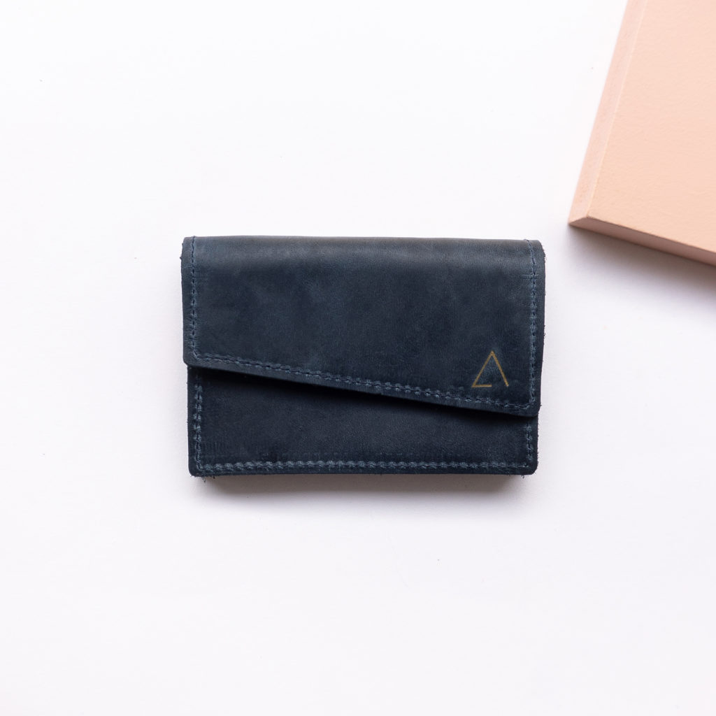 Minimalist wallet ENO in natural leather in dark blue from the front with gold logo embossing