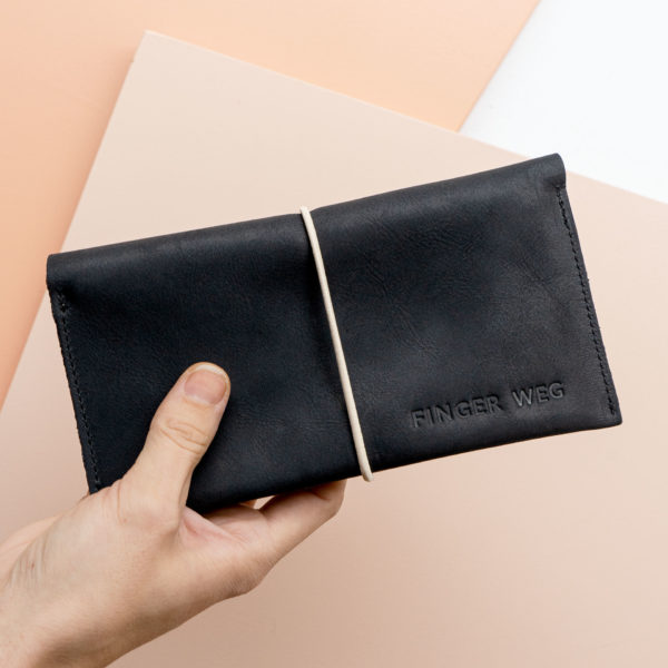 Wallet OLI XLARGE in charcoal with cream-colored closure band and individual embossing "Finger weg".