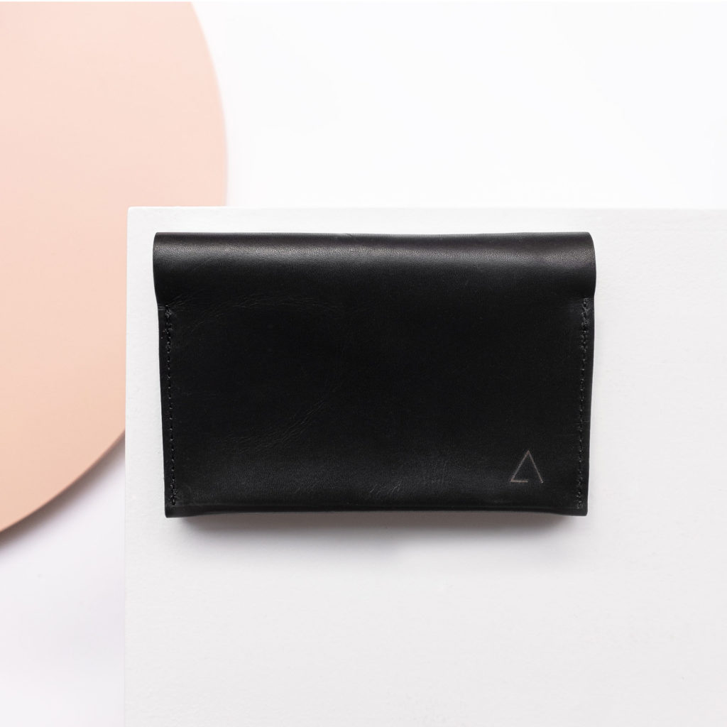 Wallet OLI LARGE natural leather in black oiled from the front with logo embossing