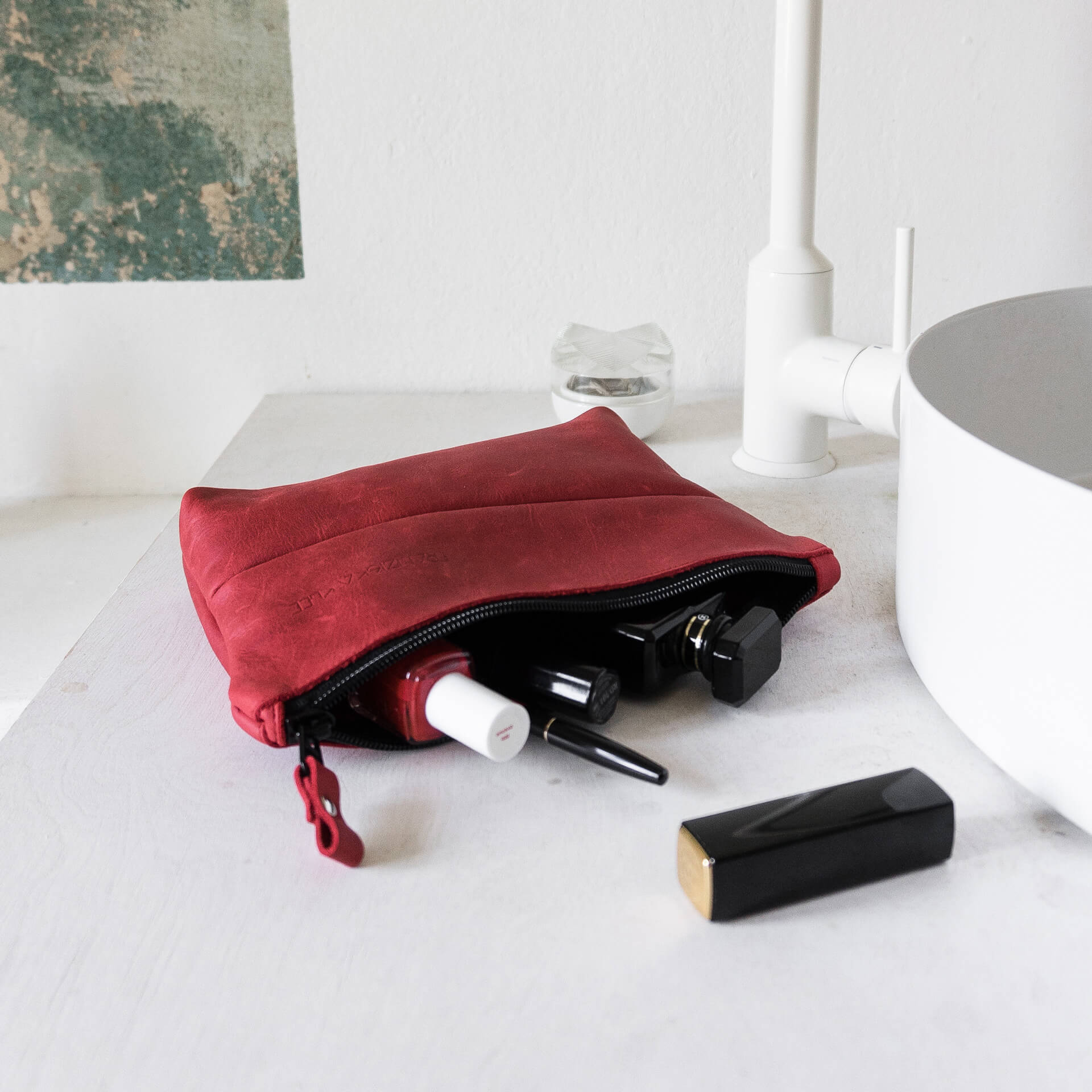 If your toiletry bag is a touch smaller, we recommend our Pouch FRA.
