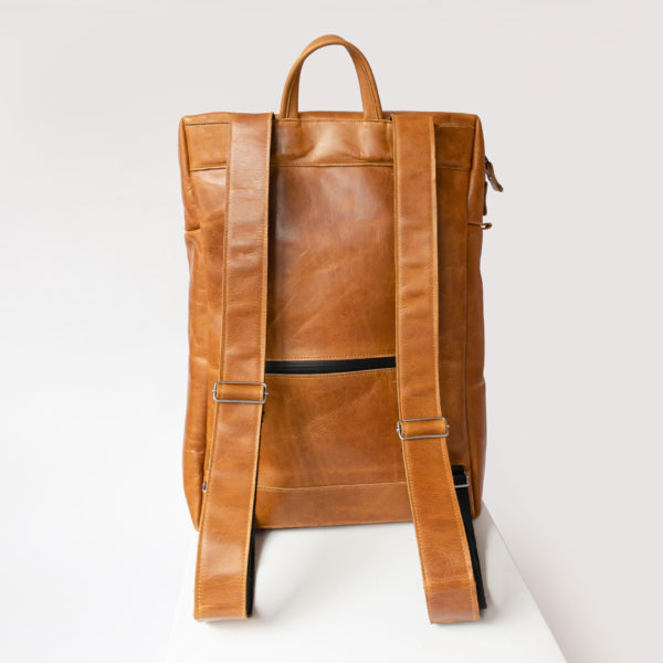 Backpack NEO LARGE in natural leather oiled cognac with adjustable straps and extra pocket