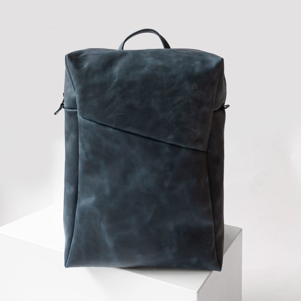 Backpack NEO Large made of sustainable natural leather in dark blue with extra wide opening