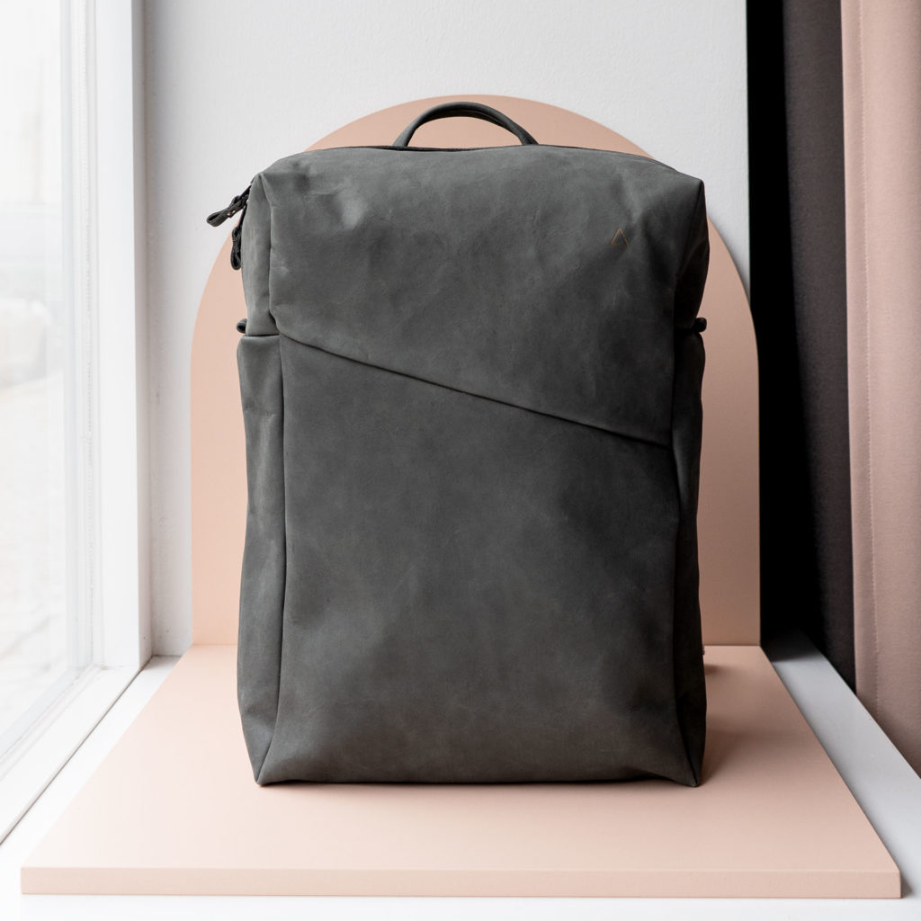 Backpack NEO Large made of sustainable natural leather in stone gray with extra wide opening