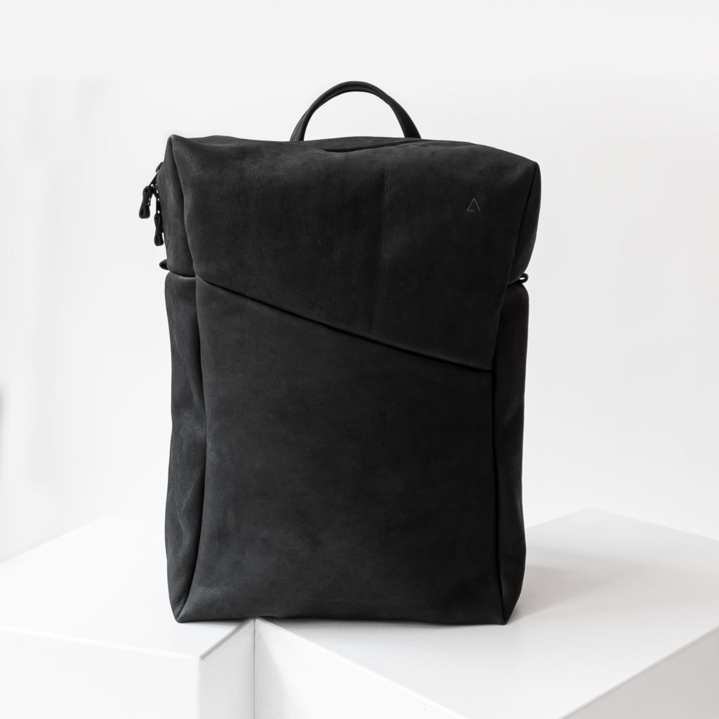 Backpack NEO Large made of sustainable natural leather in charcoal with extra wide opening