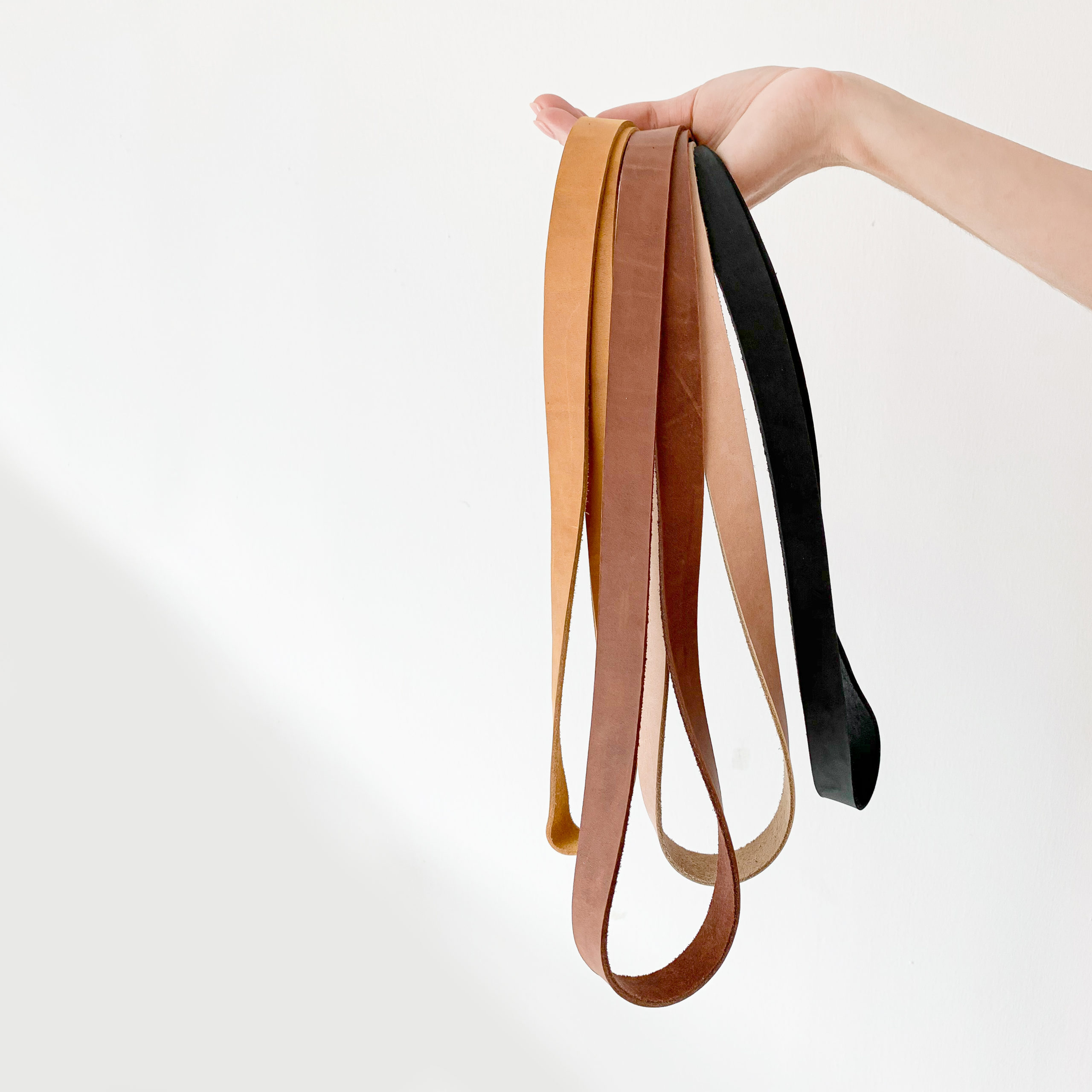 Lanyards LOC Large in the colors cognac, dark brown, light brown and charcoal.