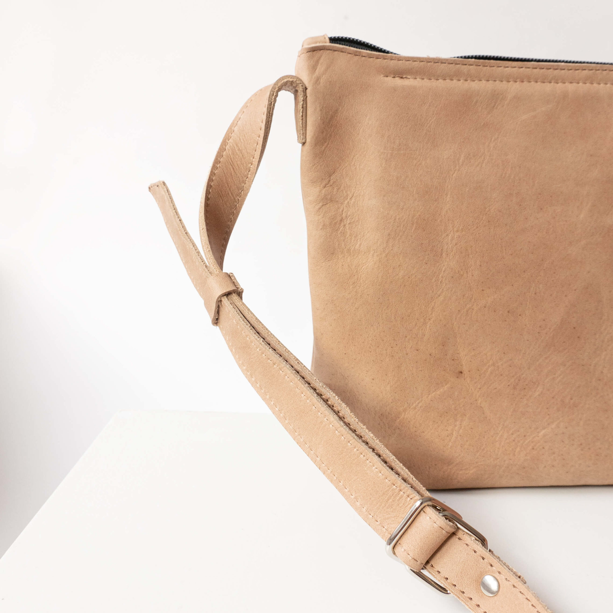 Detail of the carrier from behind on the shoulder bag IDA natural leather in light brown