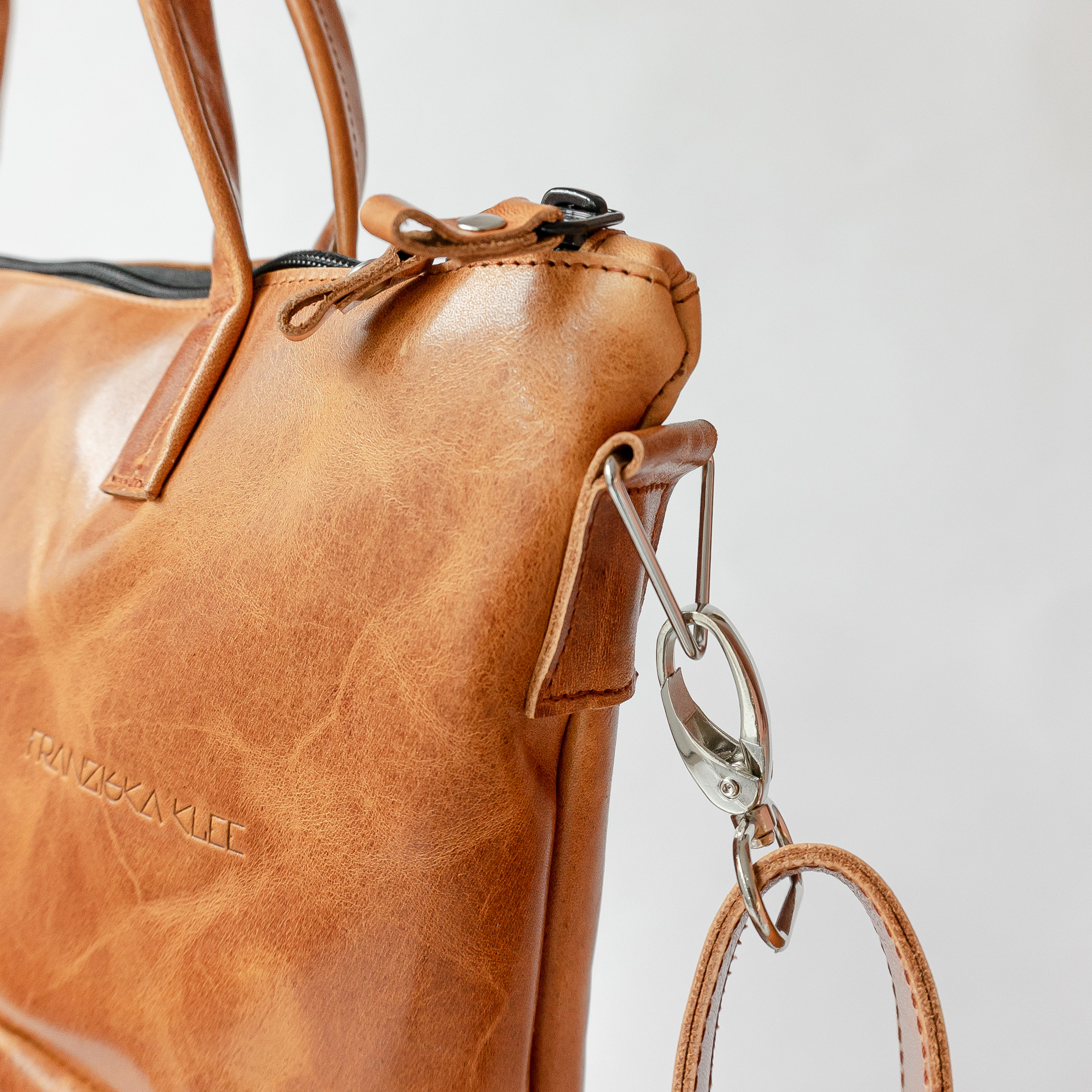 Detail view of detachable shoulder strap of handbag ANA