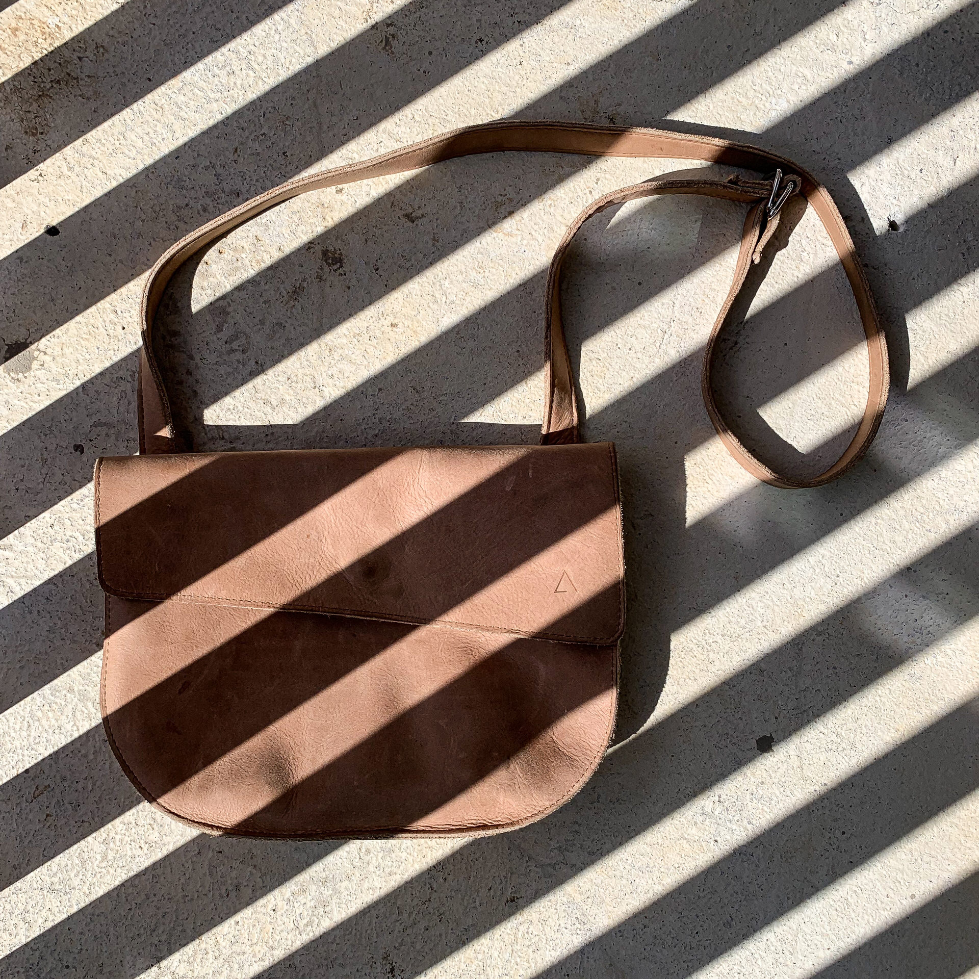 Shoulder bag BEA in light brown lying in the sunlight
