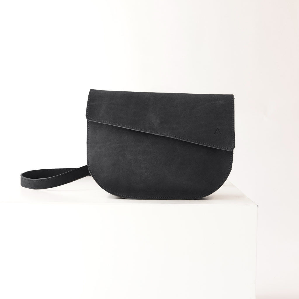 BEA minimalist shoulder bag made of sustainable natural leather in charcoal from the front