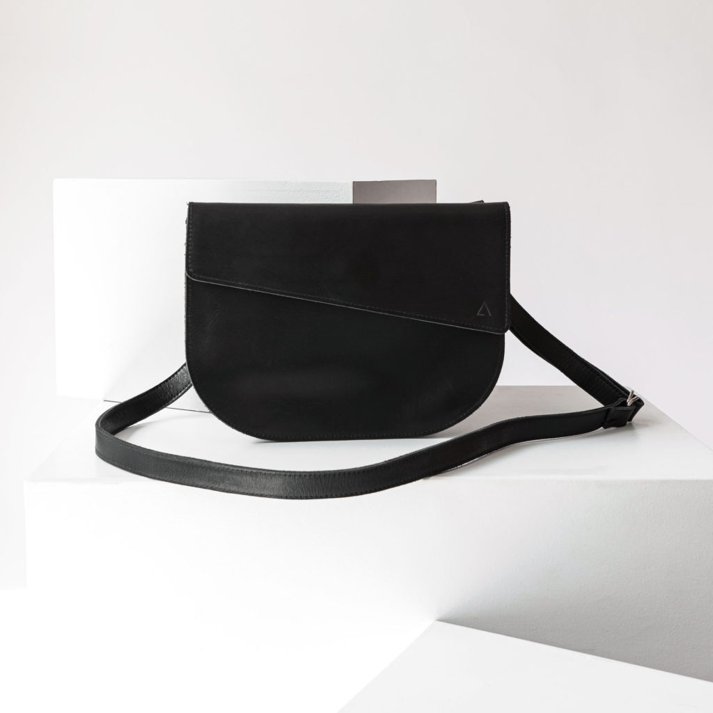 Shoulder bag BEA standing from the front natural leather in black