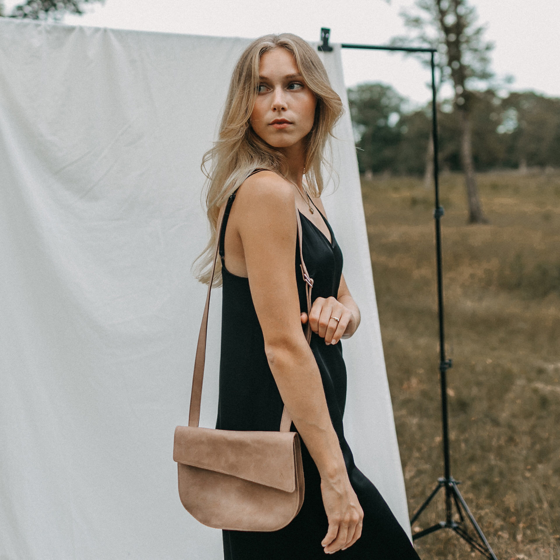 Model with shoulder bag Bea in light brown natural leather