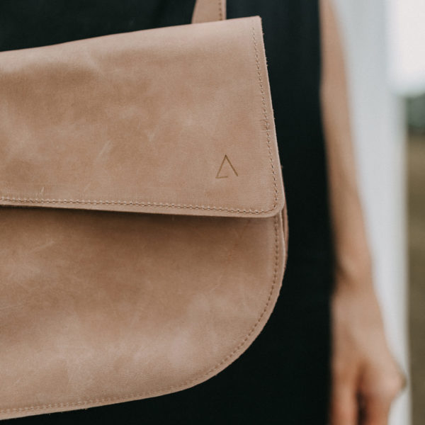 Detail of shoulder bag Bea in light brown from sustainable natural leather