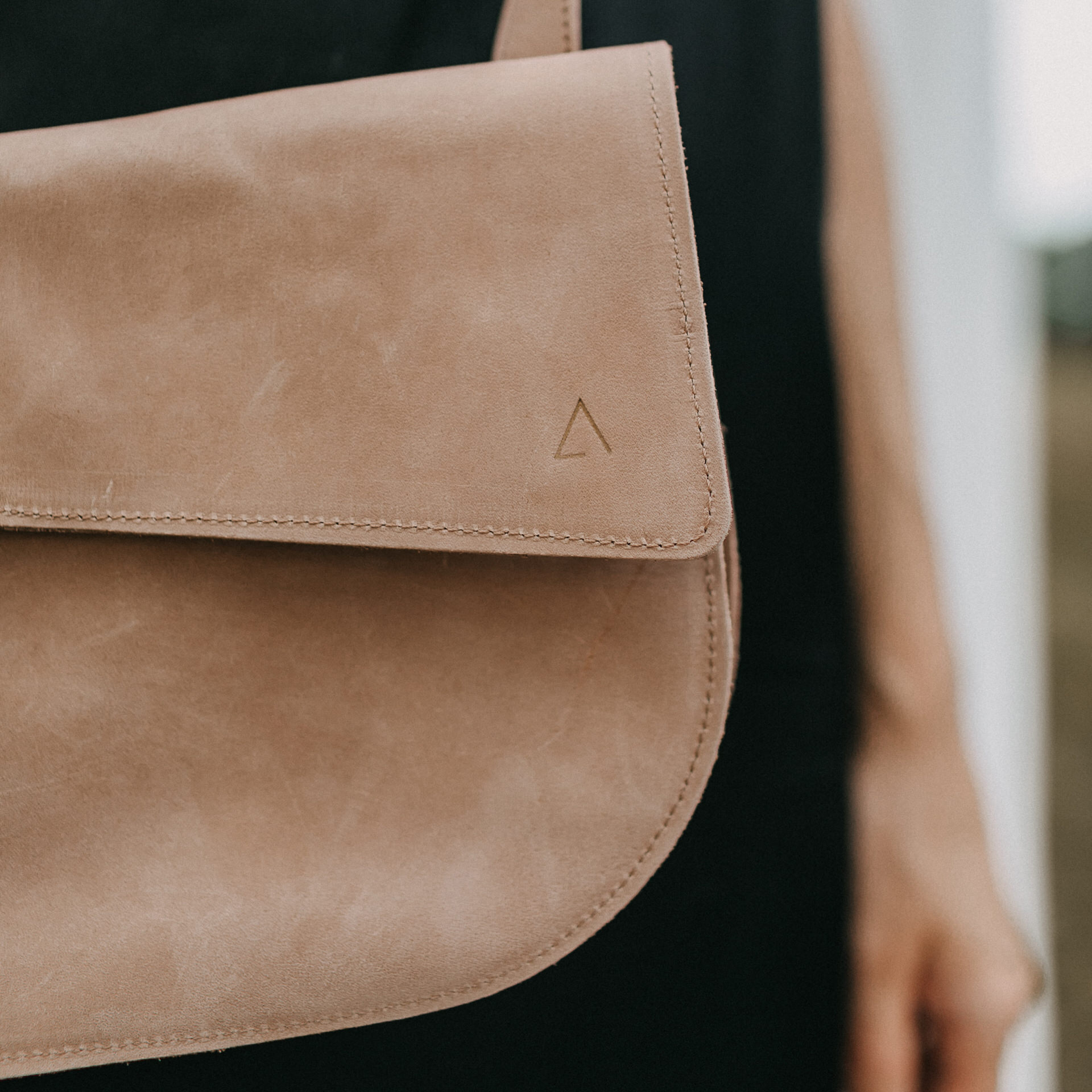 Detail of shoulder bag Bea in light brown from sustainable natural leather