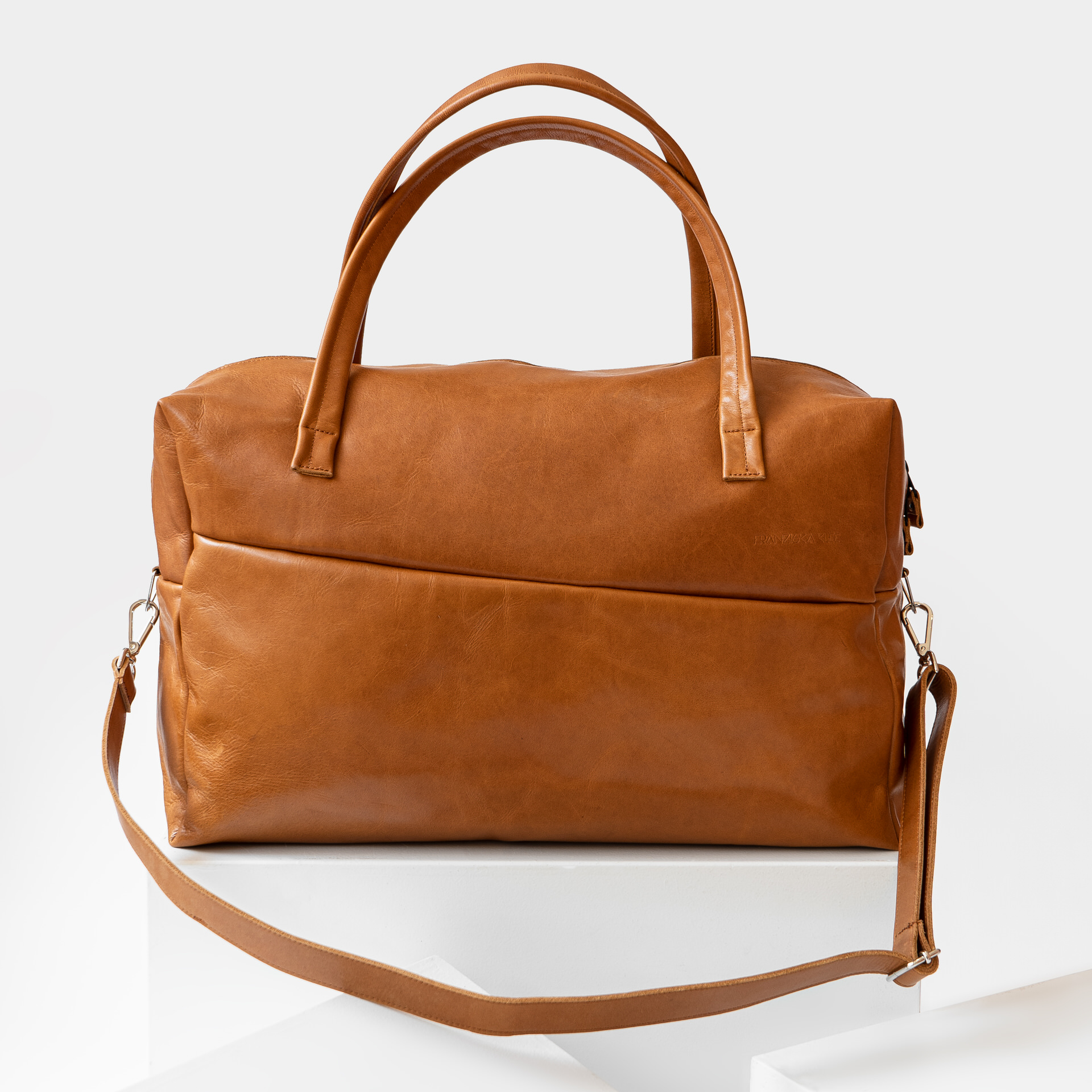 Front view weekender travel bag RIO with handles and shoulder strap cognac oiled natural leather