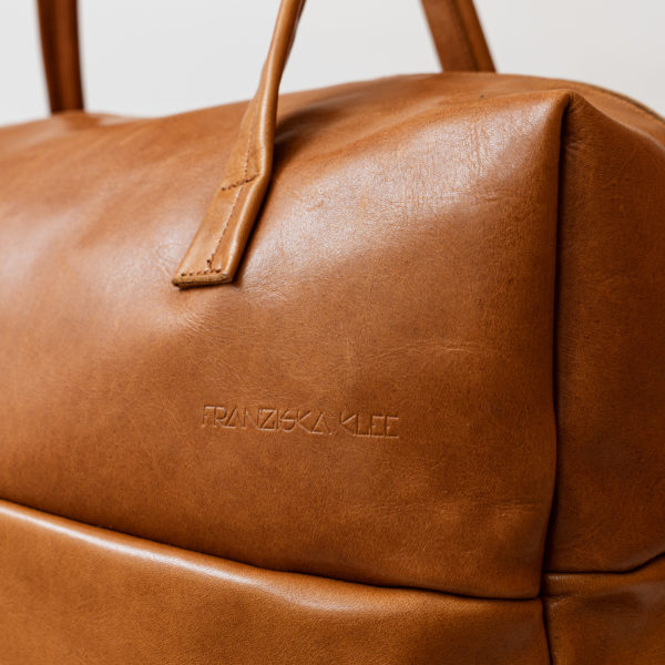 Detail view weekender travel bag RIO with handles and shoulder strap cognac oiled natural leather