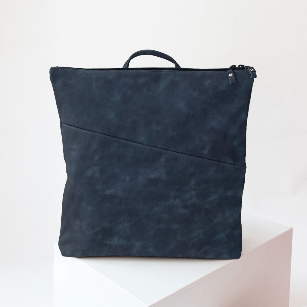 Front of the wrap backpack LIN made of sustainable natural leather in dark blue