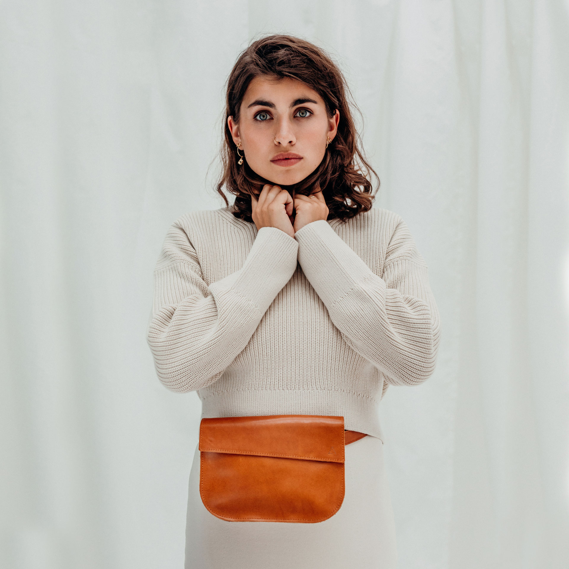Model in front view with crossbody bag Tea in cognac oiled natural leather
