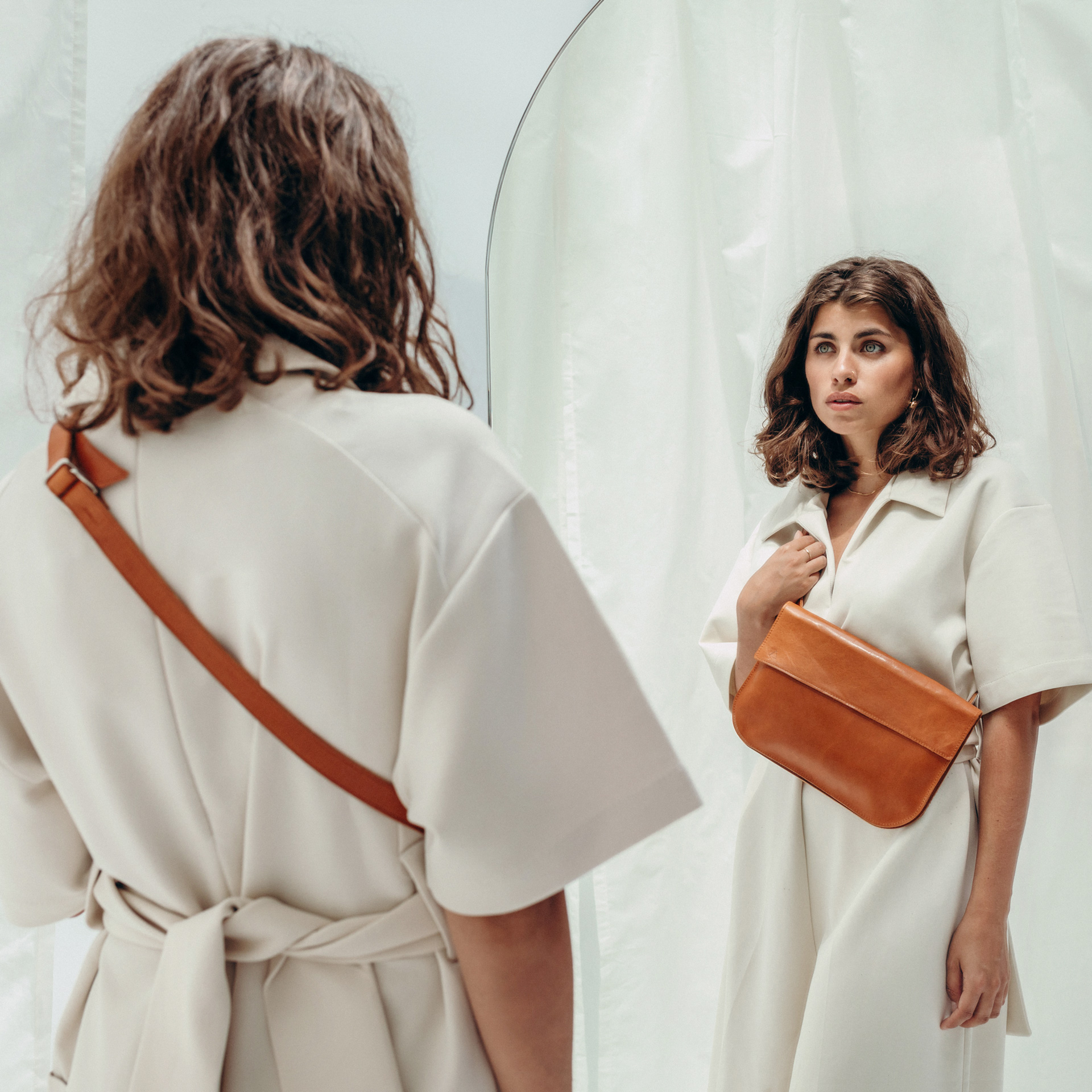Model with crossbody bag Tea in cognag oiled natural leather