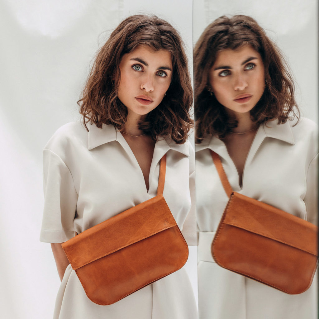 Crossbody Bag Tea Large made of sustainable natural leather in cognac oiled