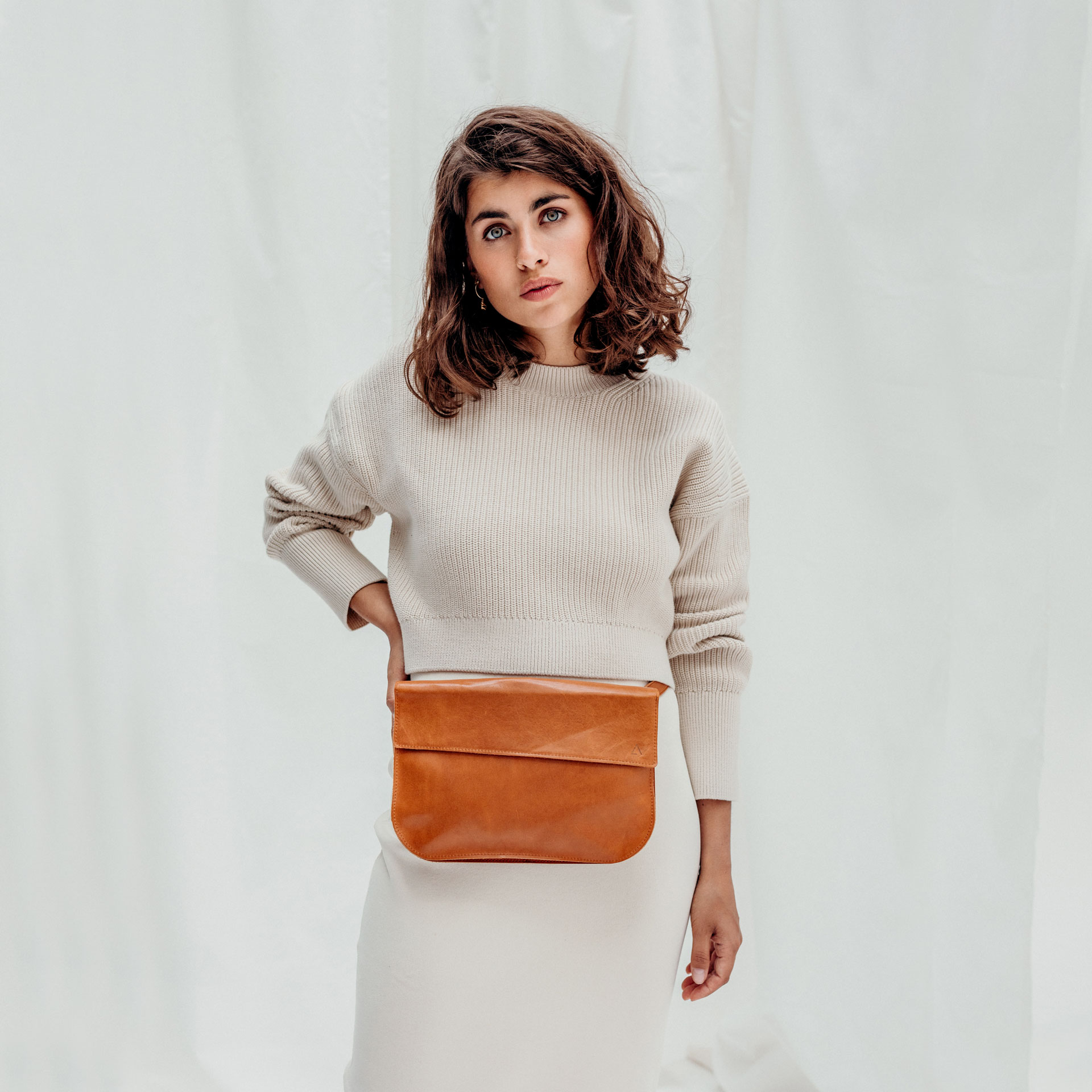 Model in front view with crossbody bag Tea Large in cognac oiled natural leather