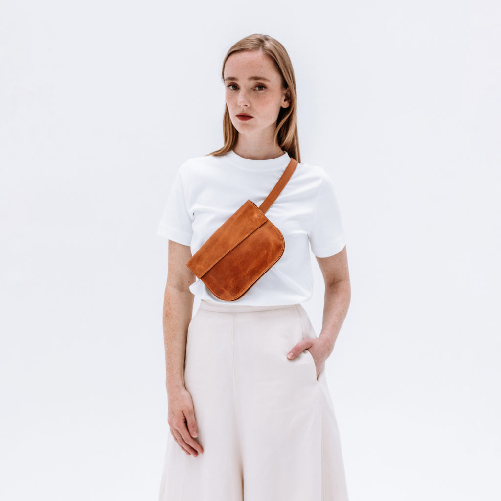 model with crossbodybag Ira in cognac oiled sustainable natural leather