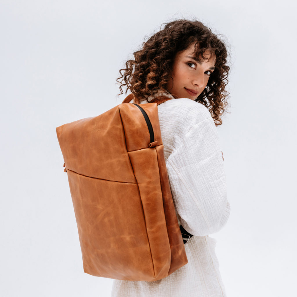 Model with backpack Neo Large in cognac oiled natural leather