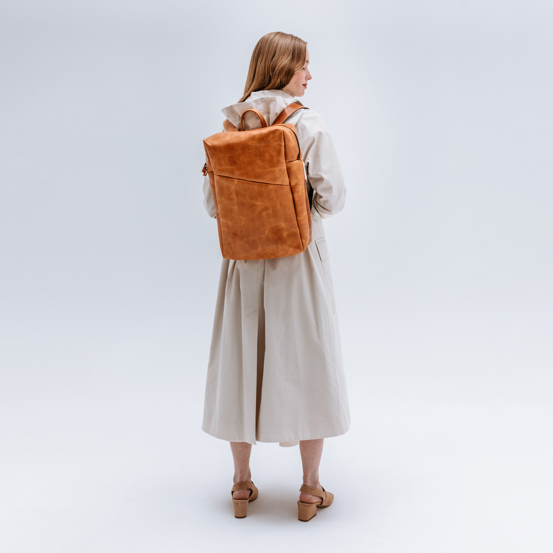 Model with backpack Neo Large in cognac oiled natural leather