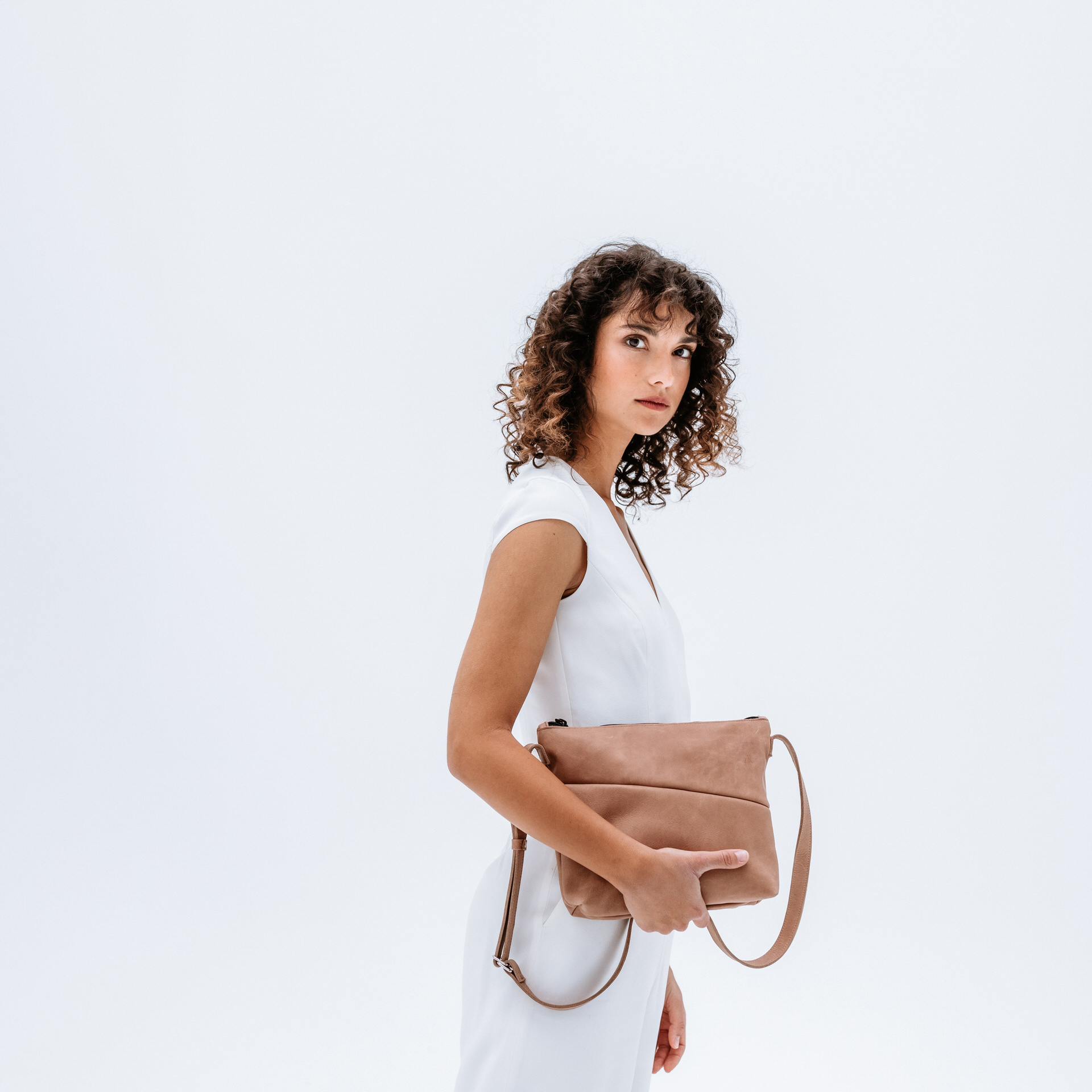Model with shoulder bag Ida in light brown natural leather