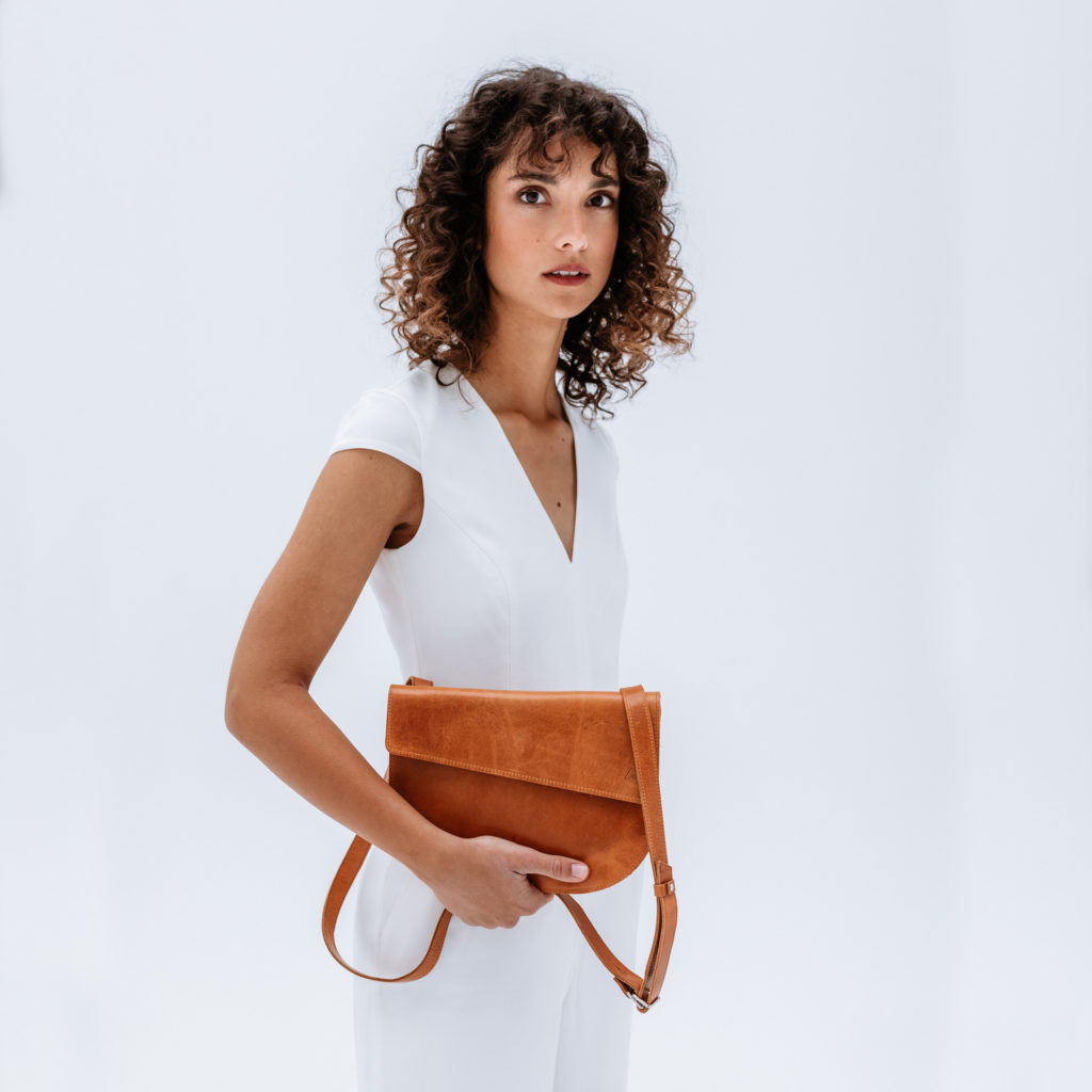 Model with shoulder bag Bea in cognac oiled natural leather
