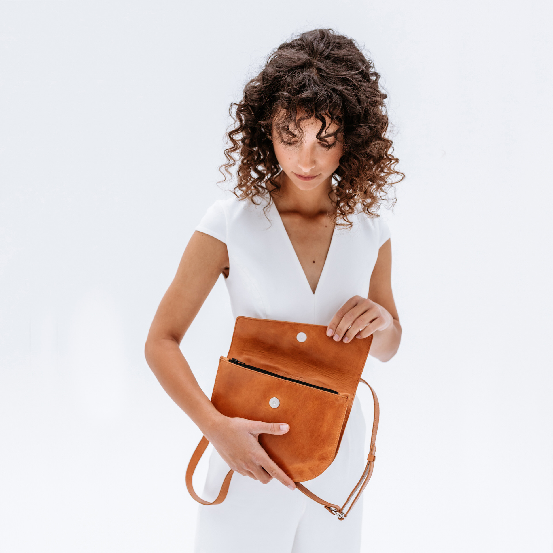 Model with shoulder bag Bea in cognac oiled natural leather