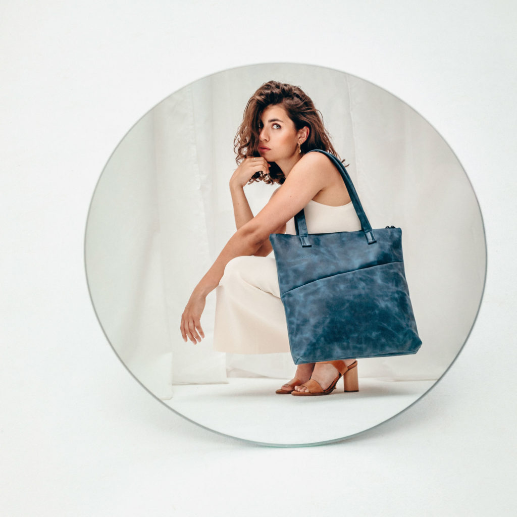 Model with shopper FIA made of sustainable natural leather in dark blue