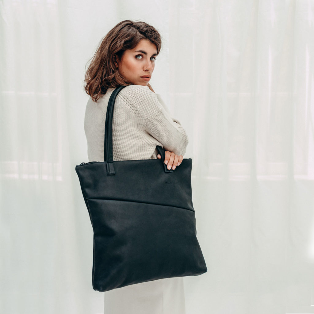 Shopper Fia in charcoal from sustainable natural leather with handles