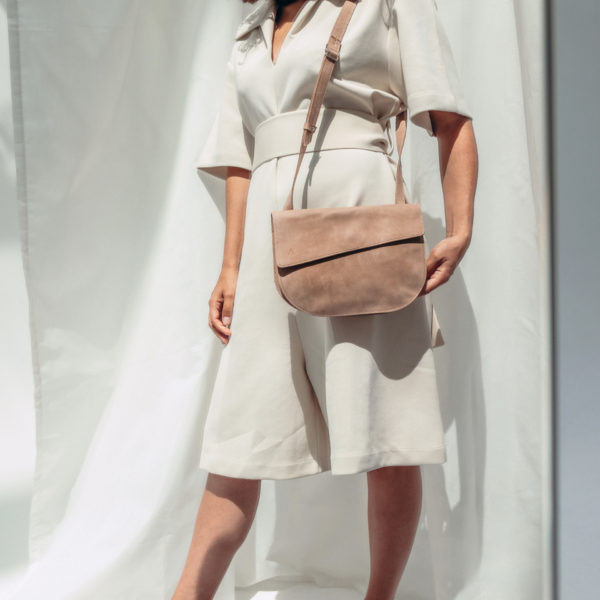 Model with shoulder bag Bea in light brown natural leather
