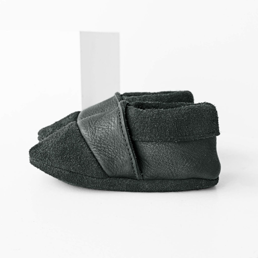 Side view of the MOQ walker shoes made of sustainable natural leather in gray