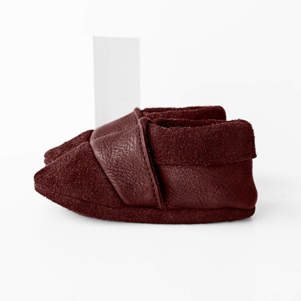 Side view of the MOQ walker shoes made of sustainable natural leather in wine red