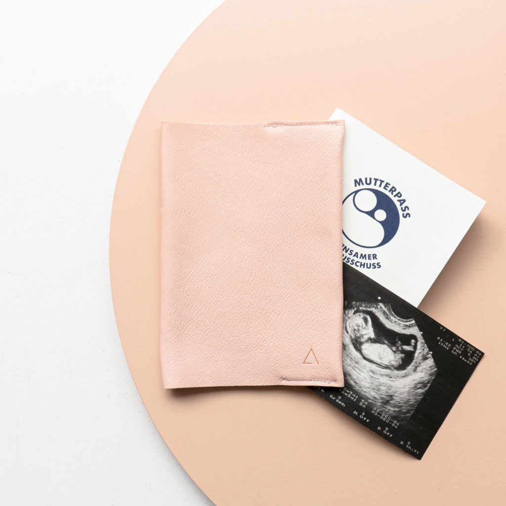 Mother passport cover EVE made of sustainable natural leather in pink with subtle logo embossing