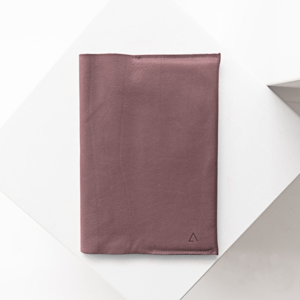 U-book cover EVE made of sustainable natural leather in lilac with discreet logo embossing