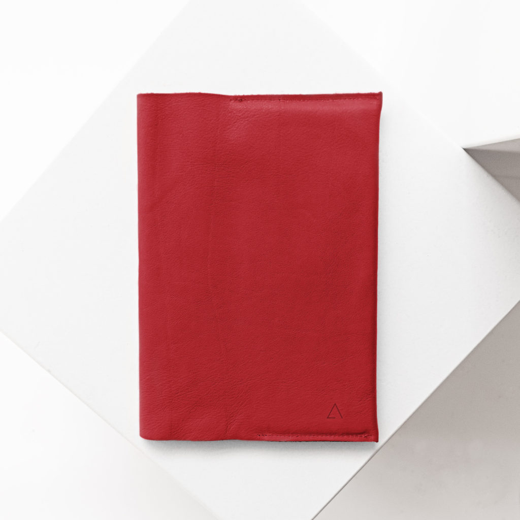 U-book cover EVE made of sustainable natural leather in red with discreet logo embossing
