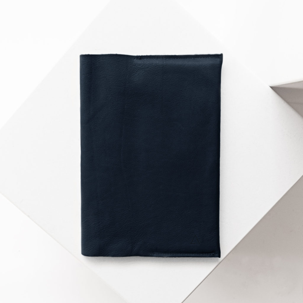U-book cover EVE made of sustainable natural leather in dark blue with discreet logo embossing